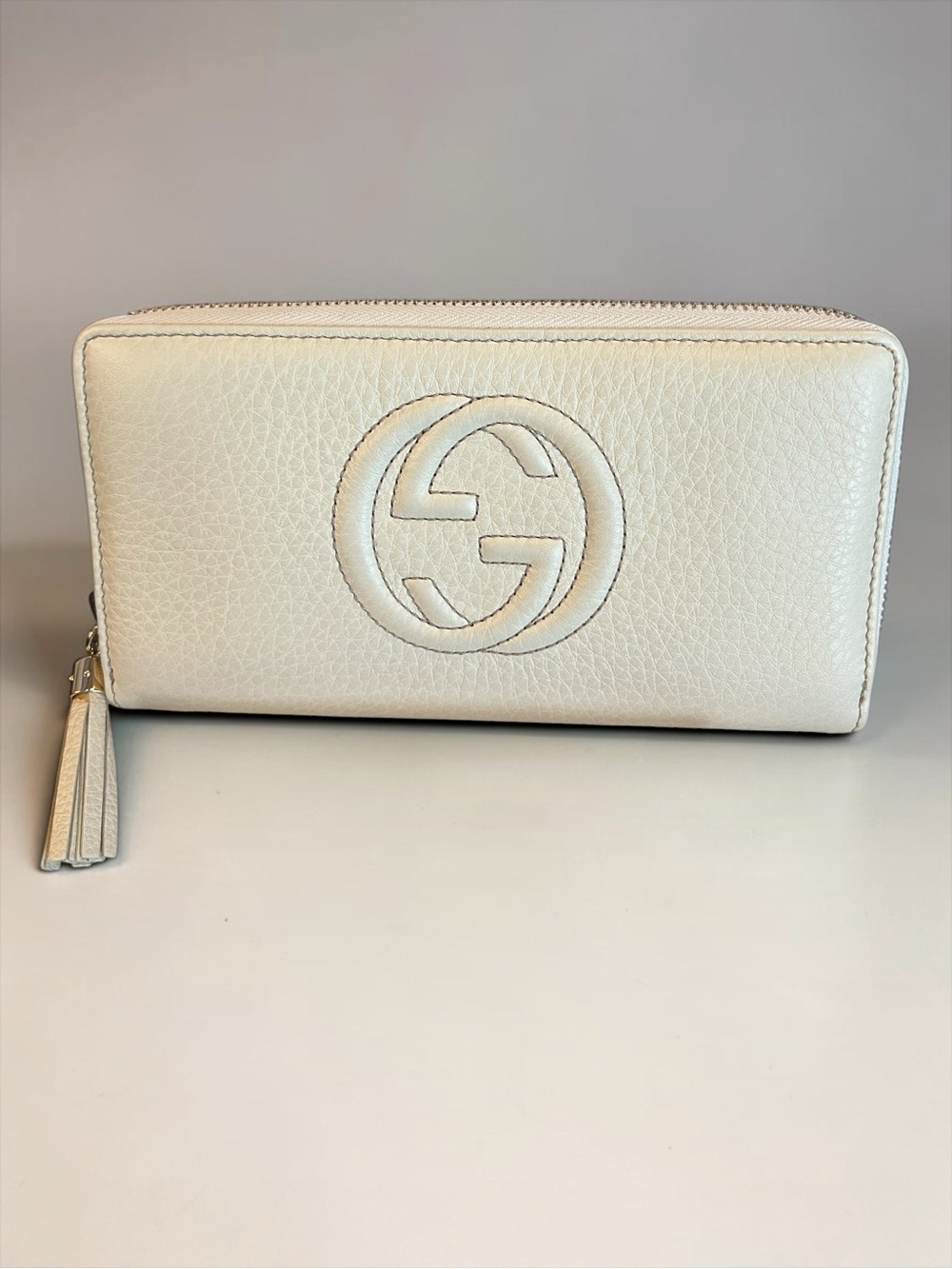 Gucci Soho Cream Pebbled Leather Zip Around Wallet Tassel GG Logo